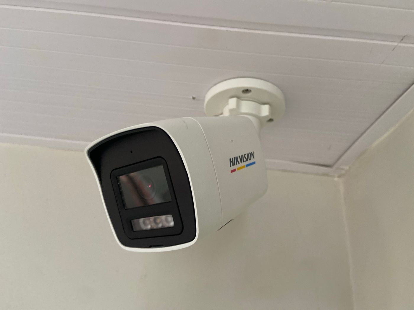 Câmera de segurança moderna instalada no teto, com boa fixação
