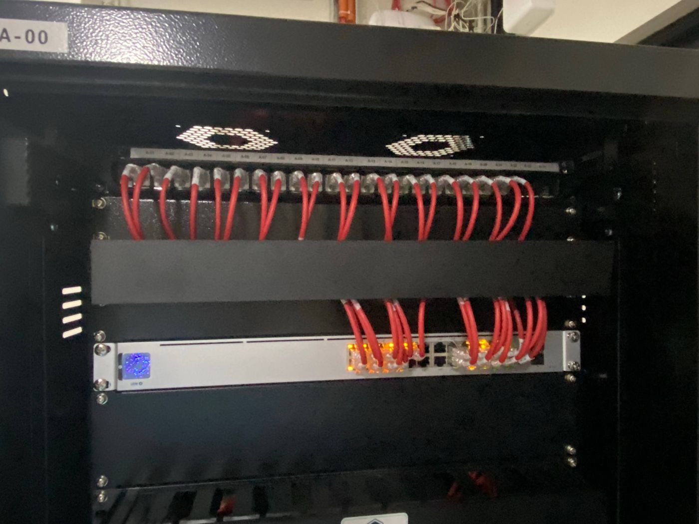 Patch panel com todos os cabos identificados e organizados