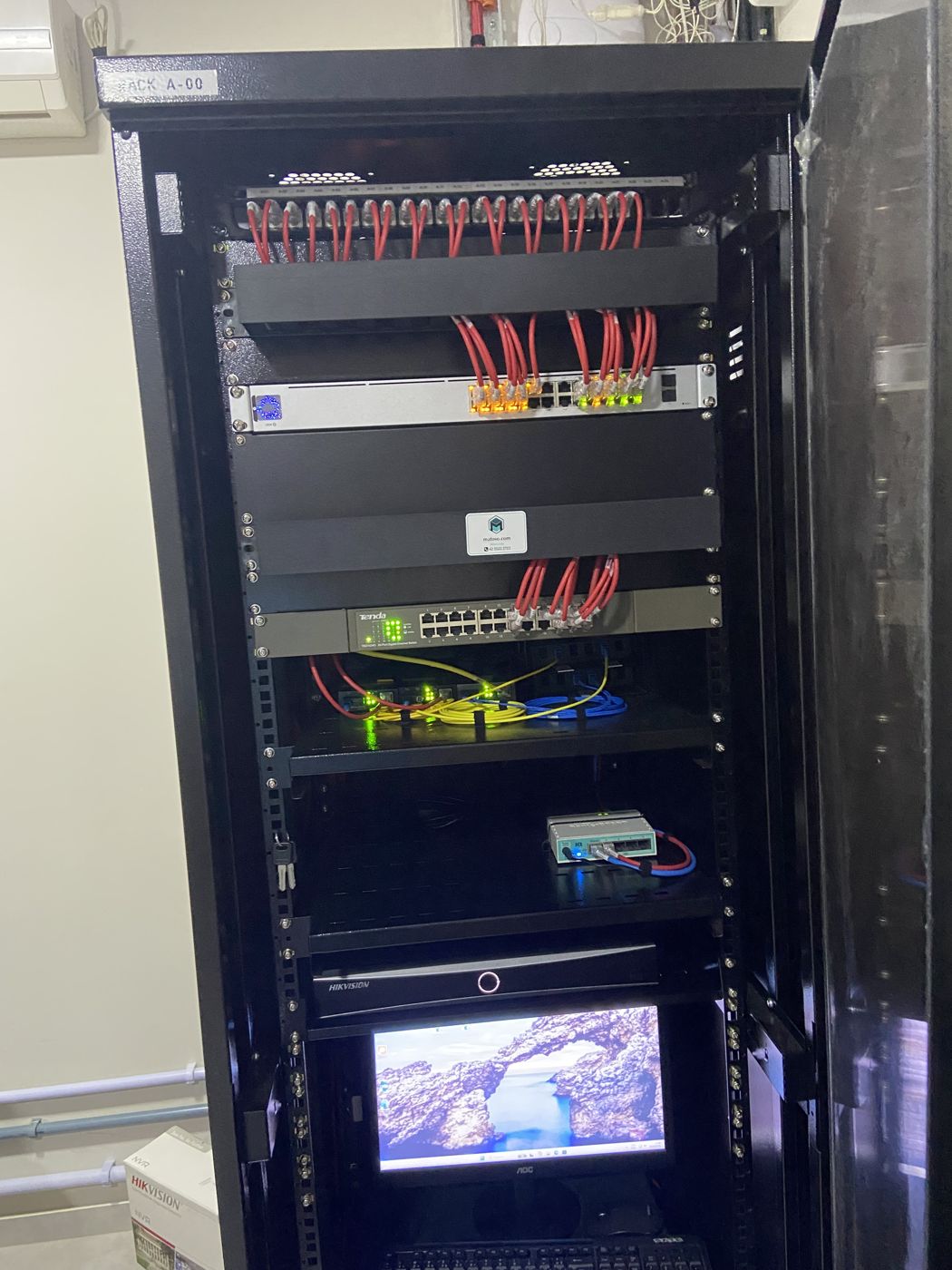 Rack organizado com patch panel identificado e etiqueta da Matoso.com