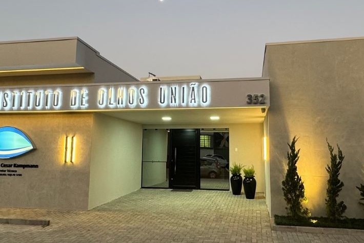 Fachada do Instituto de Olhos União ao entardecer