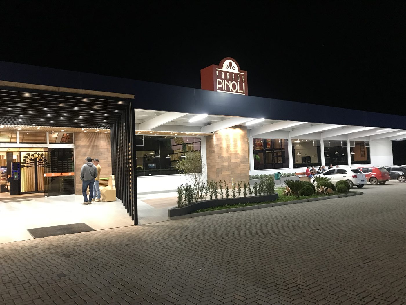 Fachada da Parada Pinoli à noite, em São Mateus do Sul (PR)